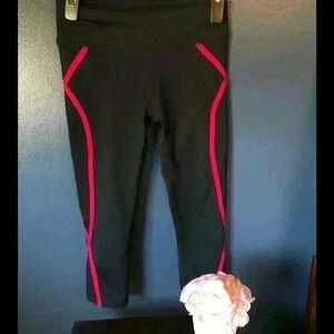 ❤️ 3 for $30 Fabletics Cropped Leggings